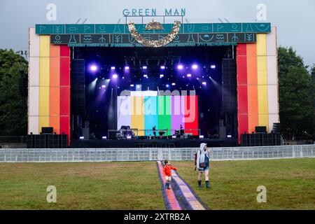 GREEN MAN FESTIVAL, BRECON, PAYS DE GALLES, Royaume-Uni - 15 AOÛT 2024 : la scène principale de montagne est préparée pour les représentations du week-end pendant une tempête de pluie. Premier jour du Green Man Festival 2024 au Glanusk Park, Brecon, pays de Galles. Photo : Rob Watkins/Alamy Live News. Banque D'Images