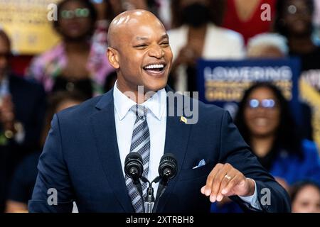 Marlboro, États-Unis. 15 août 2024. Le gouverneur du Maryland, Wes Moore (d), parle de la réduction du coût des médicaments sur ordonnance au Prince George's Community College de Marlboro, MD crédit : SOPA images Limited/Alamy Live News Banque D'Images