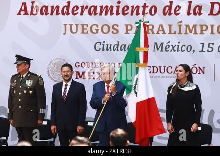 Mexico, Mexique. 15 août 2024. De gauche à droite) Ministre de l'armée mexicaine Luis Cresencio Sandoval, Chef du gouvernement de Mexico Marti Batres, le président mexicain Andres Manuel Lopez Obrador et la directrice de la Commission nationale pour la culture physique et le sport du Mexique (CONADE) Ana Gabriela Guevara lors de la cérémonie de remise du drapeau pour les athlètes paralympiques mexicains qui participeront aux Jeux Paralympiques de Paris 2024, au Palais National. Le 15 août 2024 à Mexico, Mexique. (Photo de Carlos Santiago/ crédit : Eyepix Group/Alamy Live News Banque D'Images