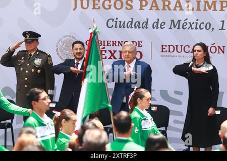 Mexico, Mexique. 15 août 2024. De gauche à droite) Ministre de l'armée mexicaine Luis Cresencio Sandoval, Chef du gouvernement de Mexico Marti Batres, le président mexicain Andres Manuel Lopez Obrador et la directrice de la Commission nationale pour la culture physique et le sport du Mexique (CONADE) Ana Gabriela Guevara lors de la cérémonie de remise du drapeau pour les athlètes paralympiques mexicains qui participeront aux Jeux Paralympiques de Paris 2024, au Palais National. Le 15 août 2024 à Mexico, Mexique. (Photo de Carlos Santiago/ crédit : Eyepix Group/Alamy Live News Banque D'Images