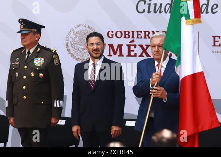 Mexico, Mexique. 15 août 2024. (G-d) le ministre de l'Armée mexicaine Luis Cresencio Sandoval, le chef du gouvernement de Mexico Marti Batres et le président mexicain Andres Manuel Lopez Obrador lors de la cérémonie de remise du drapeau pour les athlètes paralympiques mexicains qui participeront aux Jeux Paralympiques de Paris 2024, au Palais National. Le 15 août 2024 à Mexico, Mexique. (Photo de Carlos Santiago/ crédit : Eyepix Group/Alamy Live News Banque D'Images