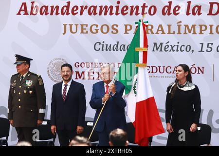 De gauche à droite) Ministre de l'armée mexicaine Luis Cresencio Sandoval, Chef du gouvernement de Mexico Marti Batres, le président mexicain Andres Manuel Lopez Obrador et la directrice de la Commission nationale pour la culture physique et le sport du Mexique (CONADE) Ana Gabriela Guevara lors de la cérémonie de remise du drapeau pour les athlètes paralympiques mexicains qui participeront aux Jeux Paralympiques de Paris 2024, au Palais National. Le 15 août 2024 à Mexico, Mexique. (Crédit image : © Carlos Santiago/eyepix via ZUMA Press Wire) USAGE ÉDITORIAL SEULEMENT! Non destiné à UN USAGE commercial ! Banque D'Images