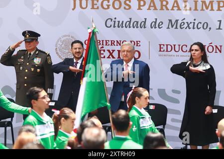 De gauche à droite) Ministre de l'armée mexicaine Luis Cresencio Sandoval, Chef du gouvernement de Mexico Marti Batres, le président mexicain Andres Manuel Lopez Obrador et la directrice de la Commission nationale pour la culture physique et le sport du Mexique (CONADE) Ana Gabriela Guevara lors de la cérémonie de remise du drapeau pour les athlètes paralympiques mexicains qui participeront aux Jeux Paralympiques de Paris 2024, au Palais National. Le 15 août 2024 à Mexico, Mexique. (Crédit image : © Carlos Santiago/eyepix via ZUMA Press Wire) USAGE ÉDITORIAL SEULEMENT! Non destiné à UN USAGE commercial ! Banque D'Images