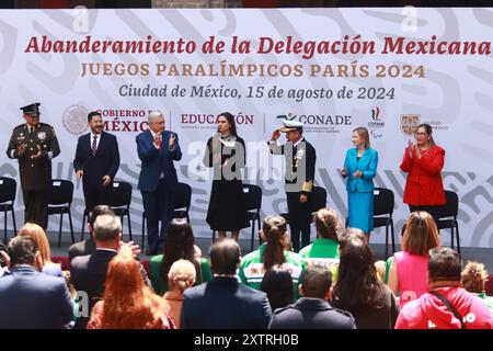 (G-d) Ministre de l'armée mexicaine Luis Cresencio Sandoval, Chef du gouvernement de Mexico Marti Batres, Président mexicain Andres Manuel Lopez Obrador, la directrice de la Commission nationale pour la culture physique et le sport du Mexique (CONADE) Ana Gabriela Guevara et le ministre mexicain de la Marine Rafael Ojeda Duran lors de la cérémonie de port du drapeau pour les athlètes paralympiques mexicains qui participeront aux Jeux Paralympiques de Paris 2024, au Palais National. Le 15 août 2024 à Mexico, Mexique. (Photo de Carlos Santiago/Eyepix Group/SIPA USA) Banque D'Images