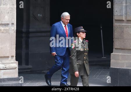 Mexico, Mexique. 15 août 2024. Le président mexicain, Andres Manuel Lopez Obrador, assiste à la cérémonie de remise du drapeau des athlètes paralympiques mexicains qui participeront aux Jeux Paralympiques de Paris 2024, au Palais National. Le 15 août 2024 à Mexico, Mexique. (Photo de Carlos Santiago/Eyepix Group/SIPA USA) crédit : SIPA USA/Alamy Live News Banque D'Images