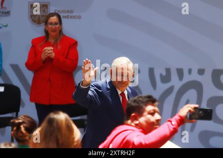 Mexico, Mexique. 15 août 2024. Le président mexicain, Andres Manuel Lopez Obrador, assiste à la cérémonie de remise du drapeau des athlètes paralympiques mexicains qui participeront aux Jeux Paralympiques de Paris 2024, au Palais National. Le 15 août 2024 à Mexico, Mexique. (Photo de Carlos Santiago/Eyepix Group/SIPA USA) crédit : SIPA USA/Alamy Live News Banque D'Images