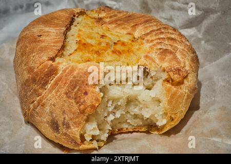 Un tricot de pomme de terre doublé de Knish nosh à Rego Park, Queens, New York, États-Unis Banque D'Images