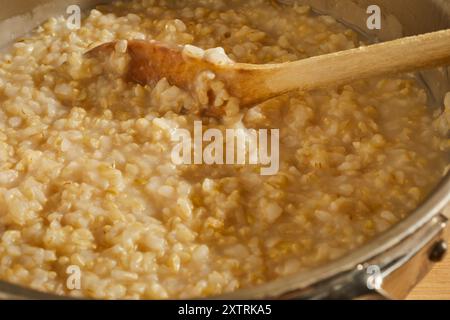 Bouillie de riz asiatique, souvent appelée 'congee' faite avec du riz brun Banque D'Images