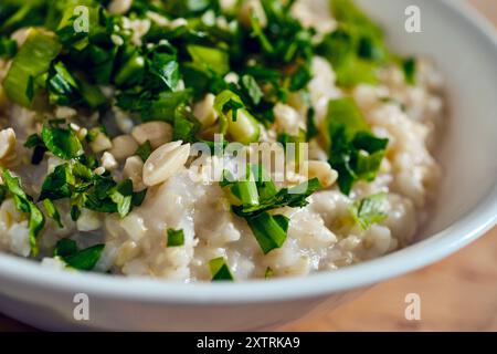 Un bol de porridge de riz asiatique, souvent appelé «congee» fait avec du riz brun Banque D'Images