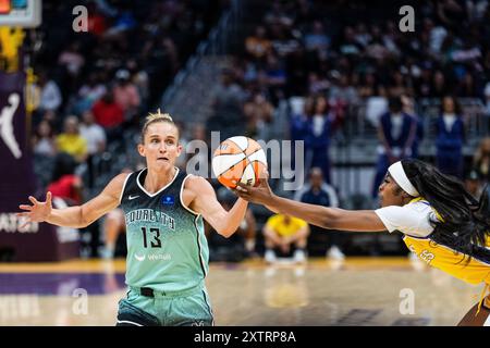 Los Angeles, États-Unis. 15 août 2024. Basket-ball, WNBA, Los Angeles Sparks - New York Liberty : la joueuse nationale de basket-ball Leonie Fiebich (l) en action. Crédit : Maximilian Haupt/dpa/Alamy Live News Banque D'Images