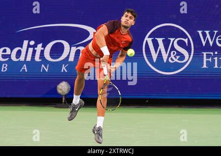 Mason, Ohio, États-Unis. 15 août 2024. Carlos Alcaraz (ESP) sert à Gael Monfils (non représenté) lors de la deuxième manche en simple masculin de l'Open de Cincinnati 2024 au Lindner Family Tennis Center. (Crédit image : © Debby Wong/ZUMA Press Wire) USAGE ÉDITORIAL SEULEMENT! Non destiné à UN USAGE commercial ! Banque D'Images