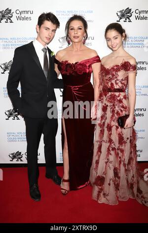 Dylan Michael Douglas, Catherine Zeta Jones et Carys Zeta Douglas assistent au gala 2019 du Royal Welsh College of Music & Drama à la Rainbow Room du Rockefeller Center de New York. Banque D'Images