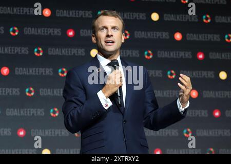Le Président Emmanuel Macron parle à la Bill et Melinda Gates est le gardien de but à l'événement Jazz at Lincoln Center de New York. Banque D'Images
