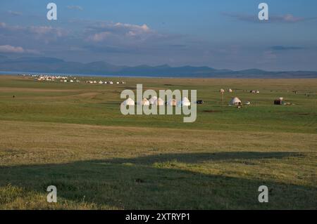 Yourtes sur le lac Song Kul au Kirghizistan Banque D'Images