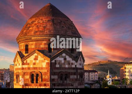 Le tombeau de l'émir Saltuk et le bastion Aziziye à Erzurum pendant le coucher du soleil, symbolisant le patrimoine historique, la spiritualité et l'architecture intemporelle. Banque D'Images