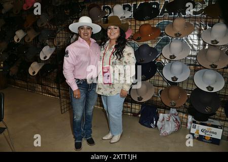 DALLAS, TX, ÉTATS-UNIS - 15 AOÛT 2024. Exposants et acheteurs au salon WESA d'août et au marché de Dallas. Banque D'Images