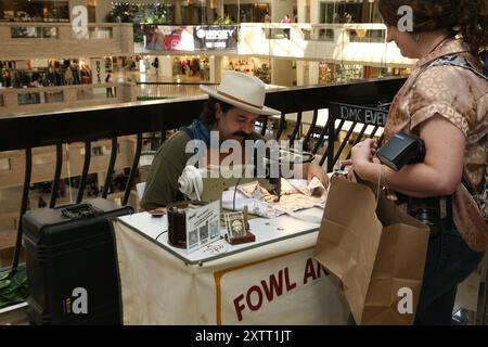 DALLAS, TX, ÉTATS-UNIS - 15 AOÛT 2024. Exposants et acheteurs au salon WESA d'août et au marché de Dallas. Banque D'Images