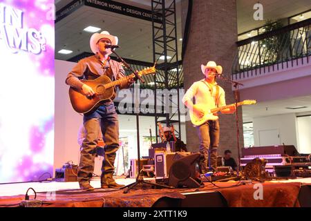 DALLAS, TX, ÉTATS-UNIS - 15 AOÛT 2024. Wynn Williams se produit au Neon Cowboy Party, pour le WESA Trade Show d'août et Dallas Market. Banque D'Images