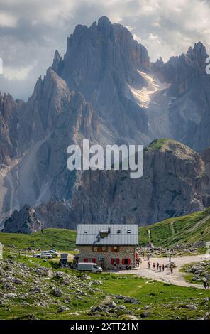 Cadini di Misurina est un groupe de montagnes dans les Dolomites orientales dans la province de Belluno, en Italie. Banque D'Images