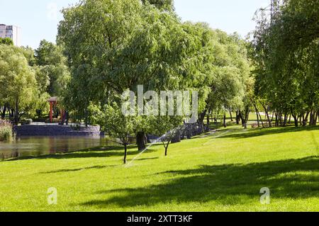 Équipement automatique pour l'irrigation et l'entretien des pelouses, jardinage dans le parc de la ville. Système d'irrigation de jardin pour arroser la pelouse Banque D'Images