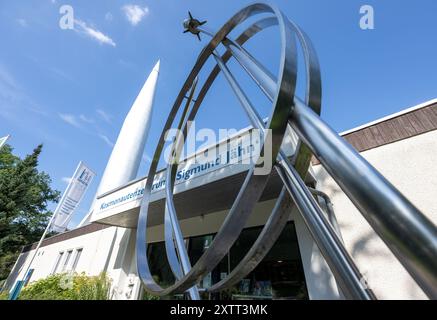 CLASSÉ - 15 août 2024, Saxe, Chemnitz : les roquettes s'élèvent de façon frappante depuis le toit du centre cosmonaute 'Sigmund Jähn' à Chemnitz. Samedi (17.08.2024), l'établissement pour enfants et jeunes célébrera son 60e anniversaire. La capsule spatiale entièrement reconstruite sera également remise en service et décollera sur des vols spatiaux simulés pour des passagers de tous âges. Le Cosmonaut Center est dédié aux voyages spatiaux depuis 1964 et donne vie à l’immensité au-delà de notre planète. Le point culminant de la journée anniversaire sera également un lancement de fusée modèle en coopération avec le Raketenmod Banque D'Images