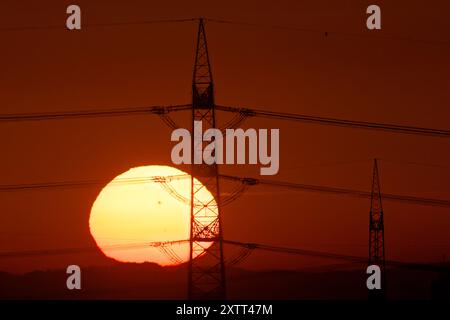 Cologne, Allemagne. 16 août 2024. Le soleil se lève sur Cologne le matin. Crédit : Henning Kaiser/dpa/Alamy Live News Banque D'Images