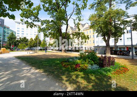 Linz, Autriche. 12 août 2024. Vue panoramique sur le Schillerpark dans le centre-ville Banque D'Images