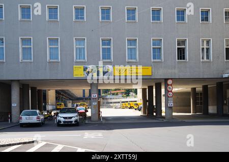 Linz, Autriche. 12 août 2024. Vue extérieure du siège social de base de recharge de la poste autrichienne dans le centre-ville Banque D'Images