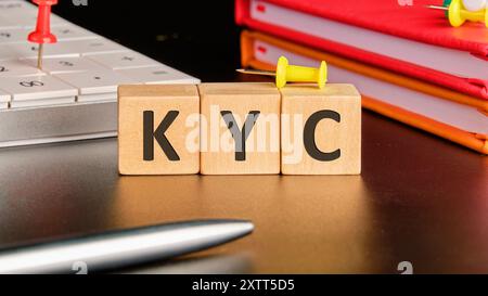 Acronyme commercial KYC Know Your Customer. KYC sur cubes en bois devant un fond noir Banque D'Images