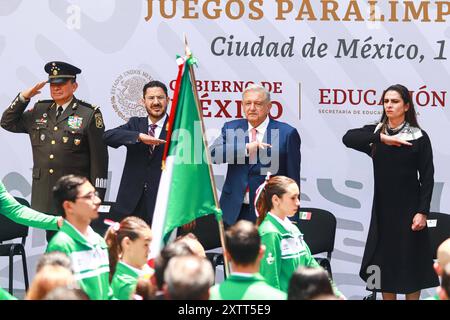 Cérémonie de port du drapeau pour les athlètes paralympiques mexicains aux Jeux paralympiques Paris 2024 l-R Ministre de l'Armée mexicaine Luis Cresencio Sandoval, Mexico Chef du Gouvernement Marti Batres, le président mexicain Andres Manuel Lopez Obrador et le directeur de la Commission nationale pour la culture physique et le sport du Mexique CONADE Ana Gabriela Guevara lors de la cérémonie de port du drapeau pour les athlètes paralympiques mexicains qui participeront aux Jeux Paralympiques de Paris 2024, au Palais National. Le 15 août 2024 à Mexico, Mexique. Mexico CDMX Mexique Copyright : xCarlosxSantiagox Banque D'Images