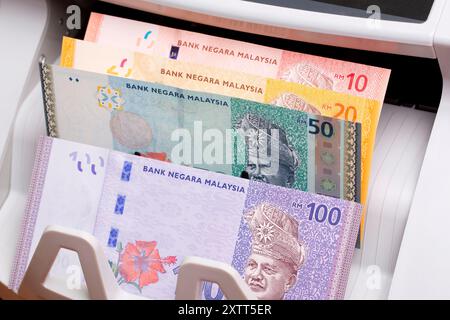 Argent malaisien - ringgit dans la machine à compter Banque D'Images