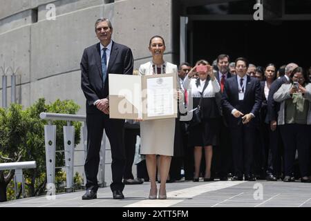 Cérémonie de présentation du certificat de Président à Claudia Sheinbaum Claudia Sheinbaum Pardo montre le certificat de majorité qualifiée reçu par le Tribunal électoral du pouvoir judiciaire de la Fédération ce certificat de Président élu du Mexique. Le 15 août 2024 à Mexico, Mexique. Mexico City CDMX Mexique Copyright : xIanxRoblesx Banque D'Images