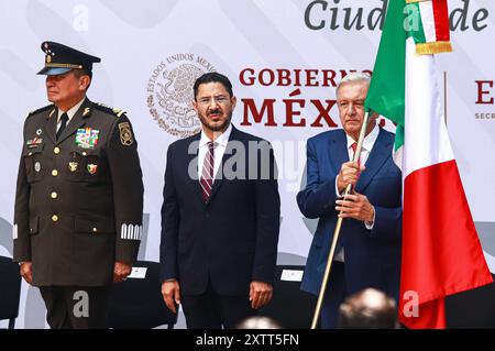 Cérémonie de port du drapeau pour les athlètes paralympiques mexicains aux Jeux paralympiques Paris 2024 l-R Ministre de l'Armée mexicaine Luis Cresencio Sandoval, le chef du gouvernement de Mexico, Marti Batres, et le président mexicain, Andres Manuel Lopez Obrador, lors de la cérémonie de remise du drapeau pour les athlètes paralympiques mexicains qui participeront aux Jeux paralympiques de Paris 2024, au Palais National. Le 15 août 2024 à Mexico, Mexique. Mexico CDMX Mexique Copyright : xCarlosxSantiagox Banque D'Images