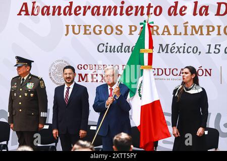 Cérémonie de port du drapeau pour les athlètes paralympiques mexicains aux Jeux paralympiques Paris 2024 l-R Ministre de l'Armée mexicaine Luis Cresencio Sandoval, Mexico Chef du Gouvernement Marti Batres, le président mexicain Andres Manuel Lopez Obrador et le directeur de la Commission nationale pour la culture physique et le sport du Mexique CONADE Ana Gabriela Guevara lors de la cérémonie de port du drapeau pour les athlètes paralympiques mexicains qui participeront aux Jeux Paralympiques de Paris 2024, au Palais National. Le 15 août 2024 à Mexico, Mexique. Mexico CDMX Mexique Copyright : xCarlosxSantiagox Banque D'Images