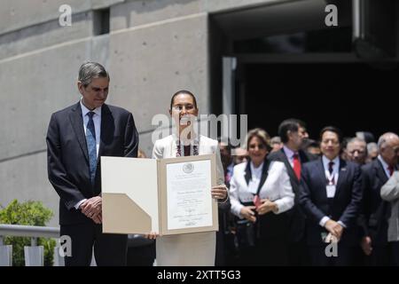 Cérémonie de présentation du certificat de Président à Claudia Sheinbaum Claudia Sheinbaum Pardo montre le certificat de majorité qualifiée reçu par le Tribunal électoral du pouvoir judiciaire de la Fédération ce certificat de Président élu du Mexique. Le 15 août 2024 à Mexico, Mexique. Mexico City CDMX Mexique Copyright : xIanxRoblesx Banque D'Images