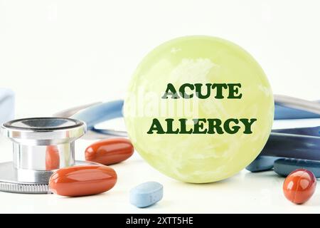 Mots D'ALLERGIE AIGUË sur un ballon dans une composition avec un stéthoscope, des pilules et des vitamines sur un fond blanc Banque D'Images