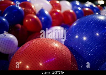 15 août 2024 : ballons, enveloppés dans des filets, autour du plancher de l'arène du United Center. Ils attendent d'être élevés au plafond, pour tomber à la fin de la Convention nationale démocrate la semaine prochaine (crédit image : © Chris Riha/ZUMA Press Wire) USAGE ÉDITORIAL SEULEMENT! Non destiné à UN USAGE commercial ! Banque D'Images