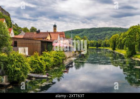 Le village idillique Essing dans la vallée du Altmühltal (Bavière, Allemagne) Banque D'Images