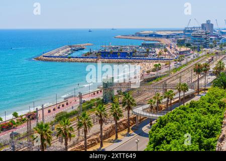 Tarragone, Espagne - 15 juillet 2024 : vue sur le port de Tarragone par une journée d'été ensoleillée. Banque D'Images