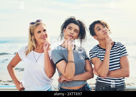 Attitude, pensée et femme amis sur la plage ensemble pour les vacances, voyage ou planification de vacances ensemble. Idée, résolution de problèmes et vision avec le groupe Banque D'Images