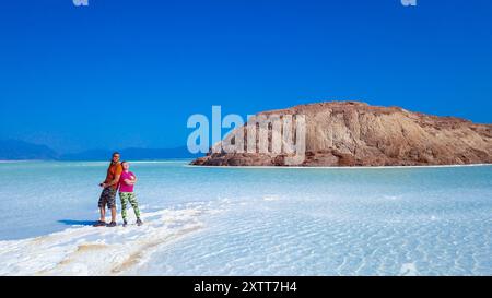 08 novembre 2019 : touristes sur la surface salée du lac Assal, Djibouti Banque D'Images