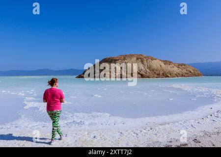 08 novembre 2019 : touristes sur la surface salée du lac Assal, Djibouti Banque D'Images