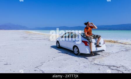 08 novembre 2019 : touristes sur la surface salée du lac Assal, Djibouti Banque D'Images