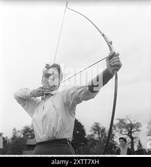 Tir à l'arc 1957. Une femme du club de tir à l'arc de Stockholm avec son arc et sa flèche vise soigneusement. Kristoffersson Réf. BY47-4 Banque D'Images