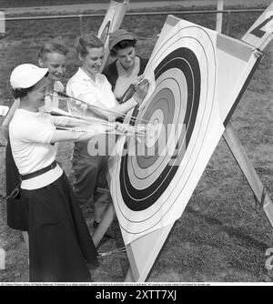 Tir à l'arc 1957. Femmes du tir à l'arc de Stockholm à la cible avec les flèches au milieu. L'un d'eux note le score sur un protocole. Kristoffersson Réf. BY47-8 Banque D'Images