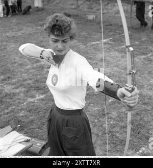 Tir à l'arc 1957. Une femme du club de tir à l'arc de Stockholm avec son arc. Elle montre comment tenir le corps et les bras dans la bonne position pour tirer. Elle porte un couvre-poignet pour se protéger. Elle a également un porte-flèche en cuir spécial dans sa main. Kristoffersson Réf. BY47-3 Banque D'Images