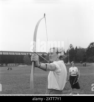 Tir à l'arc 1957. Une femme du club de tir à l'arc de Stockholm avec son arc et sa flèche vise soigneusement. Kristoffersson Réf. BY46-10 Banque D'Images