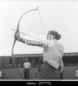 Tir à l'arc 1957. Une femme du club de tir à l'arc de Stockholm avec son arc et sa flèche vise soigneusement. Kristoffersson Réf. BY46-9 Banque D'Images