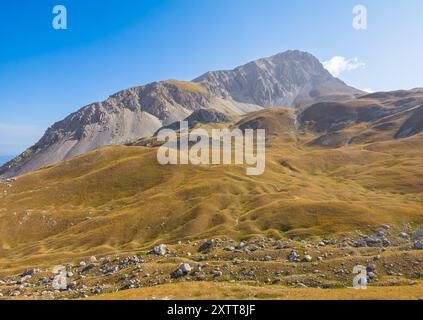 Gran Sasso, Italie - le sommet de montagne de l'Italie centrale, région des Abruzzes, avec des paysages alpinistes et impressionnants. Ici avec le lever du soleil de Corno Grande Banque D'Images