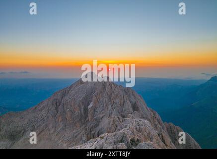 Gran Sasso, Italie - le sommet de montagne de l'Italie centrale, région des Abruzzes, avec des paysages alpinistes et impressionnants. Ici avec le lever du soleil de Corno Grande Banque D'Images